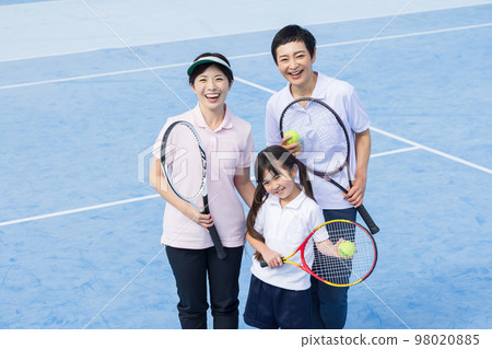 A woman enjoying tennis 98020885