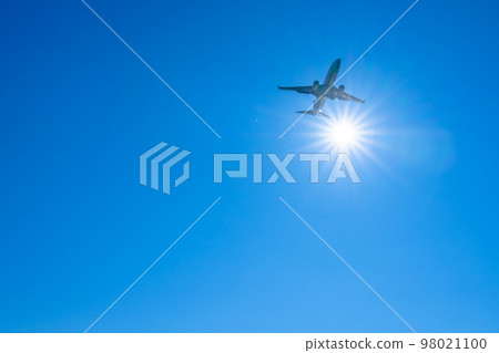 Passenger plane heading to the airport flying in the clear sky 98021100