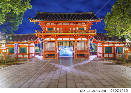 晚上的京都八坂神社，從院內看西塔門 98021410