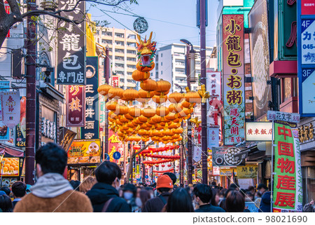 日本橫濱市景 2023 年中國新年燈籠中的橫濱唐人街景觀，在電暈災難之前恢復了喧囂 = 1 月 8 日 98021690