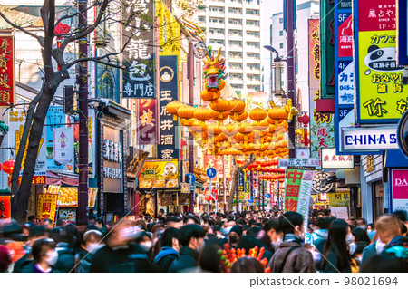 日本橫濱市景 2023 年中國新年燈籠中的橫濱唐人街景觀，在電暈災難之前恢復了喧囂 = 1 月 8 日 98021694