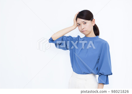 A business woman in her thirties who is worried about holding her head A business woman in her thirties who is worried about holding her head 98021826