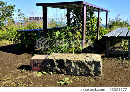 多子地塊石刻山山頂的落石 98021877