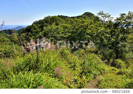 從道子地塊的尺子山山頂通往木之上的山脊道路。 從道子地塊的尺子山山頂通往木之上的山脊道路。 98021888
