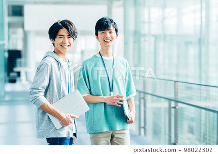 年輕的工程師員工 年輕的工程師員工 98022302