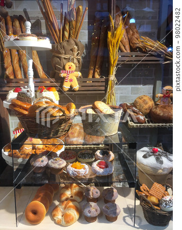 fake bread and fake sweets 98022482