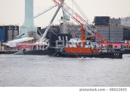 Submarine "Taigei" and tugboat 98022605