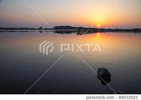 Setting sun 98022683