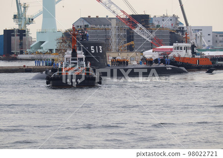 Maritime Self-Defense Force submarine "Taigei" and tugboat leaving the shipyard 98022721