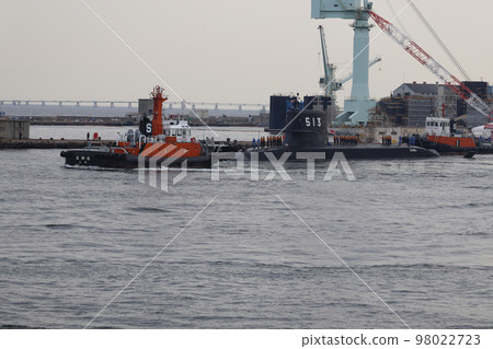 A submarine of the Japan Maritime Self-Defense Force sailing towed by a tugboat 98022723