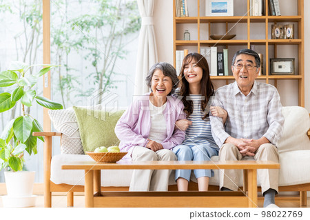 senior couple and granddaughter 98022769