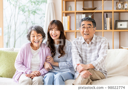senior couple and granddaughter 98022774