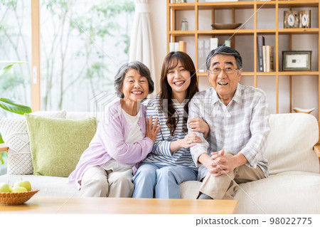 senior couple and granddaughter 98022775