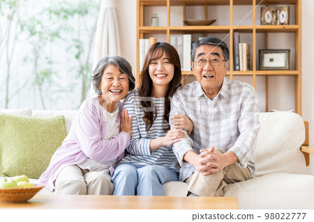 senior couple and granddaughter 98022777