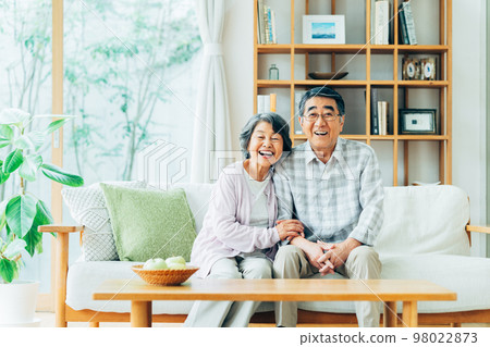 Senior couple relaxing in the living room 98022873