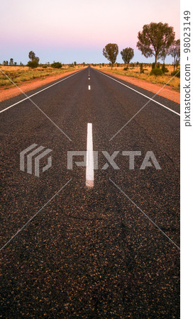 烏魯魯 — 卡塔丘塔國家公園的直路 烏魯魯 — 卡塔丘塔國家公園的直路 98023149