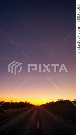 澳大利亞腹地的黎明和筆直的道路 澳大利亞腹地的黎明和筆直的道路 98023160