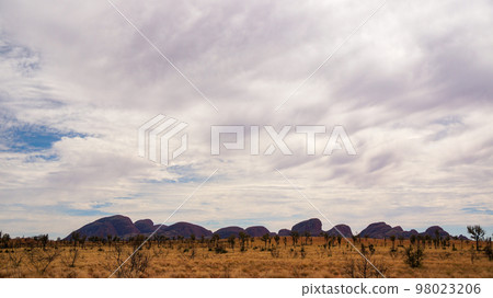 奧爾加山（卡塔丘塔）的剪影 98023206