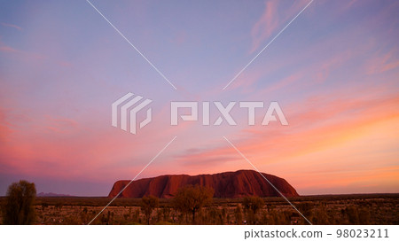 美麗的日出和艾爾斯岩（烏魯魯） 98023211
