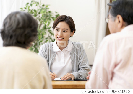 進行長期護理保險認定調查的護理經理 長期護理支援專家 98023290