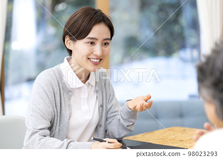 進行長期護理保險認定調查的護理經理 長期護理支援專家 98023293