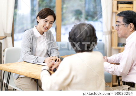 Care manager who conducts long-term care insurance certification survey Long-term care support specialist 98023294