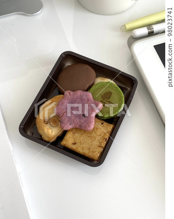 辦公桌上的糖果 98023741