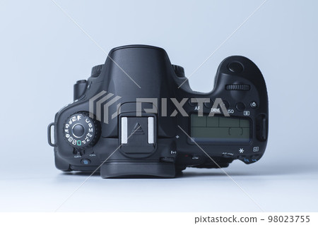 帶可變角度監視器的單反相機 98023755