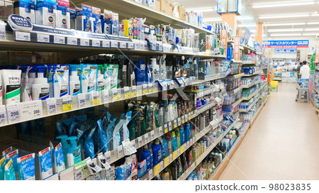 [Osaka Prefecture] January, shopping at a home center 98023835