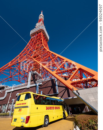 藍天、東京鐵塔和哈多巴士 東京觀光的形象 98024097