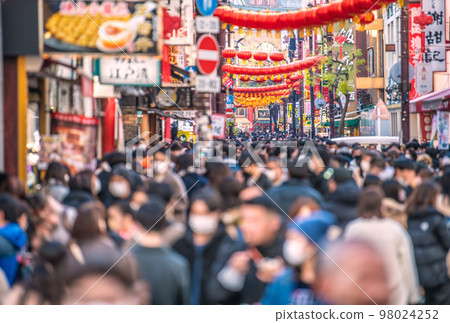 日本橫濱市景 2023 年中國新年燈籠中的橫濱唐人街景觀,在電暈災難之前恢復了喧囂 = 1 月 8 日 日本橫濱市景 2023 年中國新年燈籠中的橫濱唐人街景觀,在電暈災難之前恢復了喧囂 = 1 月 8 日 98024252