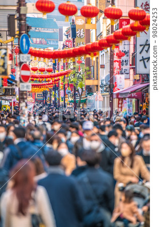 日本橫濱市景 2023 年中國新年燈籠中的橫濱唐人街景觀,在電暈災難之前恢復了喧囂 = 1 月 8 日 日本橫濱市景 2023 年中國新年燈籠中的橫濱唐人街景觀,在電暈災難之前恢復了喧囂 = 1 月 8 日 98024253