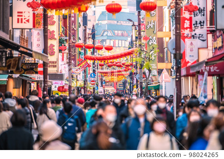 日本橫濱市景 2023 年中國新年燈籠中的橫濱唐人街景觀，在電暈災難之前恢復了喧囂 = 1 月 8 日 98024265
