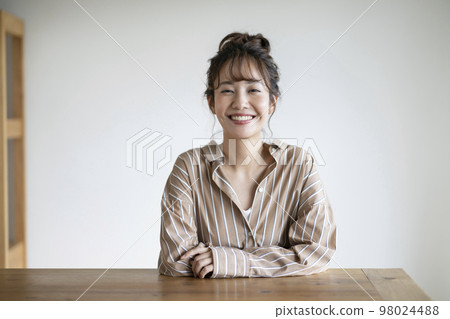 Arasa woman smiling looking at the camera Arasa woman smiling looking at the camera 98024488