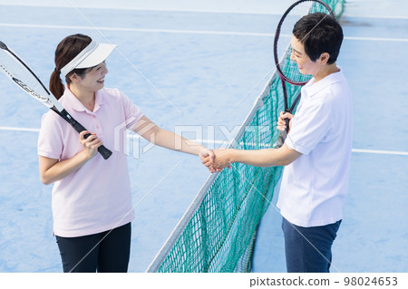 A woman enjoying tennis 98024653