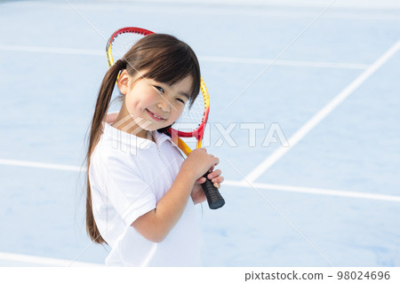 kid playing tennis 98024696