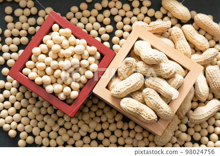 Setsubun image of soybeans and masu Setsubun image of soybeans and masu 98024756