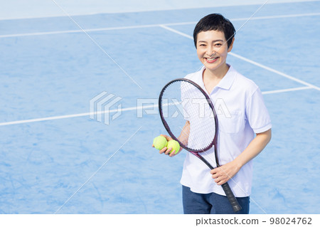 享受網球的中年婦女 98024762