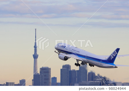 一架客機正在滑行、起飛和上升。 一架客機正在滑行、起飛和上升。 98024944