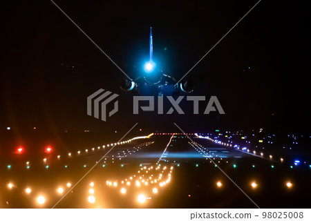 美麗的飛機和跑道降落在高知機場的夜景 美麗的飛機和跑道降落在高知機場的夜景 98025008