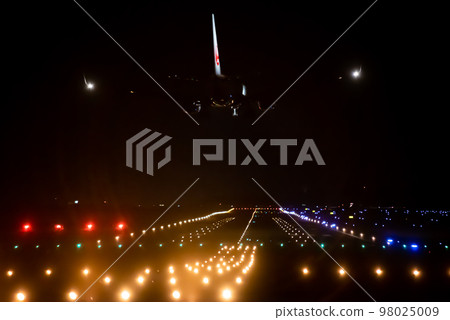 美麗的飛機和跑道降落在高知機場的夜景 98025009
