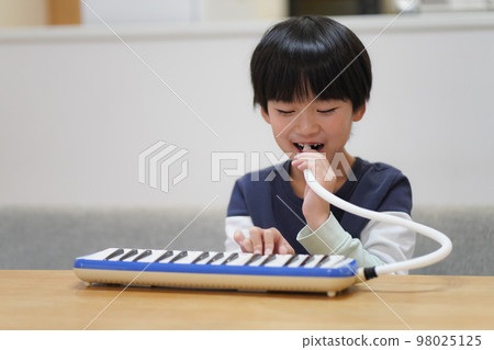 練習鍵盤口琴的男孩 98025125