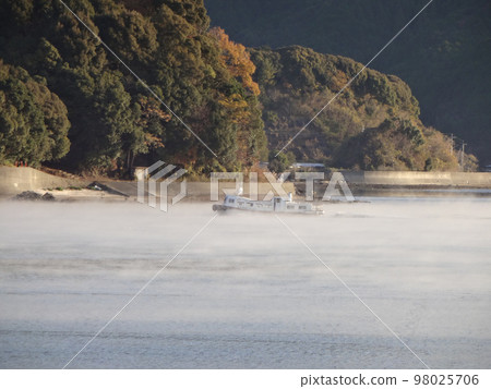 在冬季傳統的浦之內灣滑行的遊輪 在冬季傳統的浦之內灣滑行的遊輪 98025706