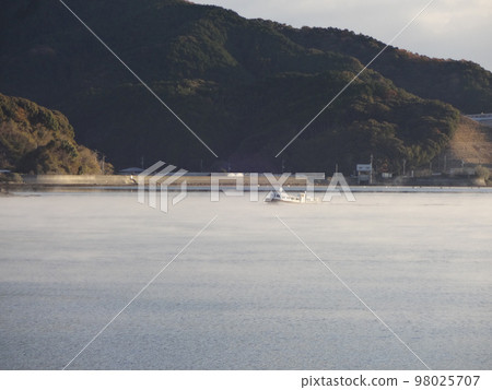 在冬季傳統的浦之內灣滑行的遊輪 在冬季傳統的浦之內灣滑行的遊輪 98025707