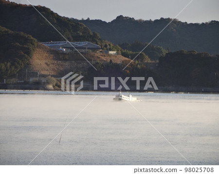 在冬季傳統的浦之內灣滑行的遊輪 在冬季傳統的浦之內灣滑行的遊輪 98025708