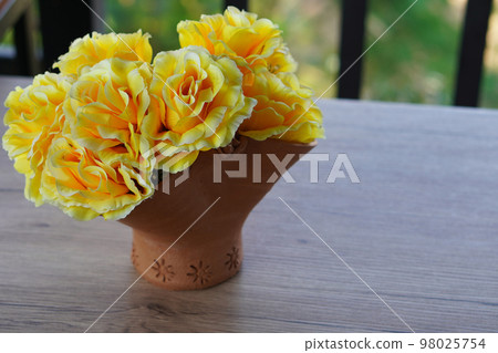 yellow roses flower in brown ceramic vase on wooden table, on blur nature background, object, decor, nature, copy space 98025754