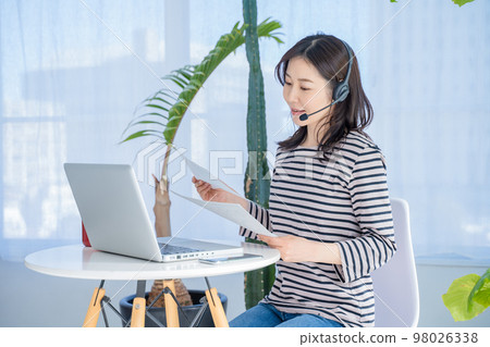 戴著耳機在家工作的女性 98026338