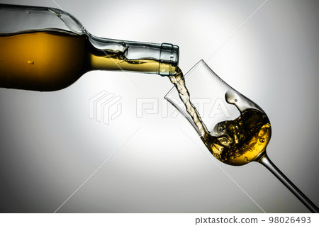 Digestive tulip of premium whiskey. 98026493