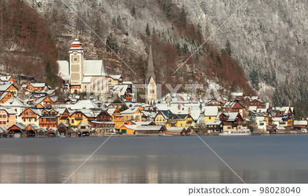 Hallstatt. Scenic view of the snow-covered city on a sunny morning. 98028040