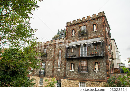 The streets of Oxford on the outskirts of London Historic red brick buildings with white stone carvings The streets of Oxford on the outskirts of London Historic red brick buildings with white stone carvings 98028214